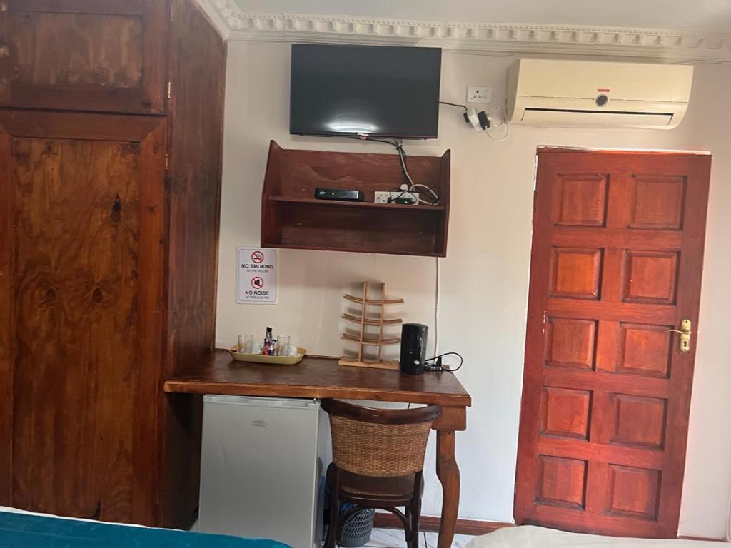 Travetel Or Tambo Airport Hotel Кемптън Парк Екстериор снимка